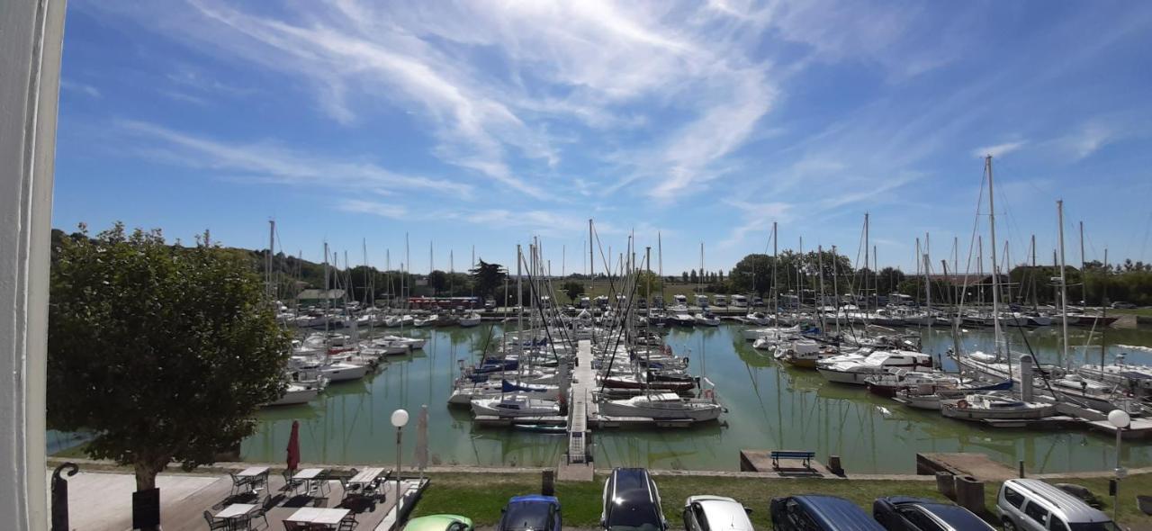 La Maison Du Port Mortagne-sur-Gironde Exteriör bild