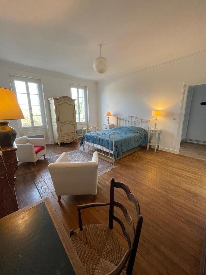La Maison Du Port Mortagne-sur-Gironde Exteriör bild